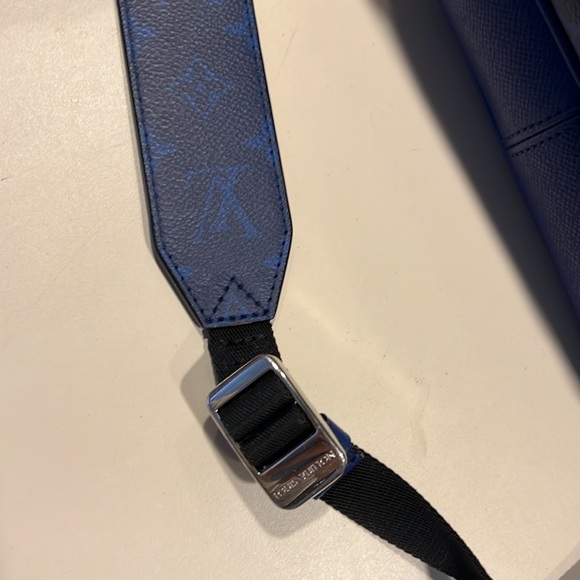 Louis Vuitton Outdoor Messenger - Picture 8 of 8